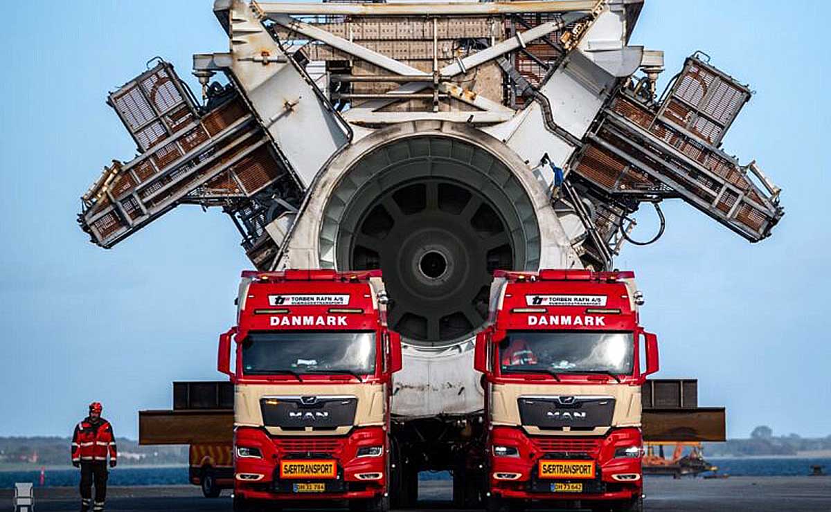 camiones-transportan-grua-gigante