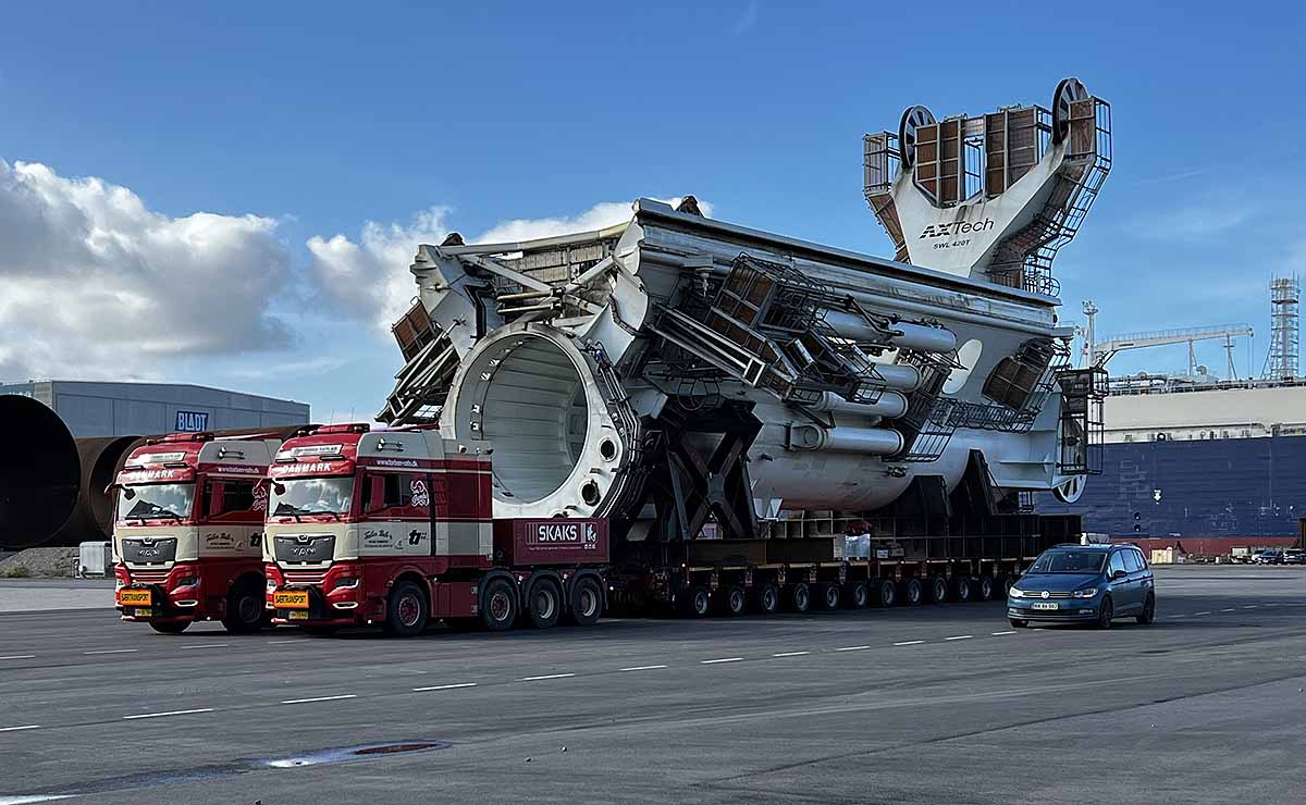 camiones-transportan-grua-gigante