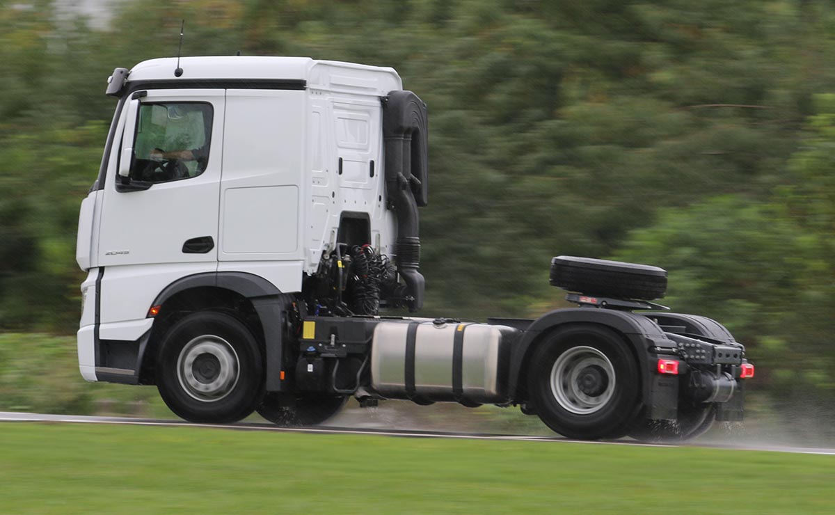 mercedes-benz-actros-2025