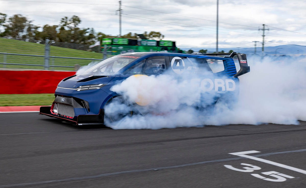 ford-transit-supervan-record